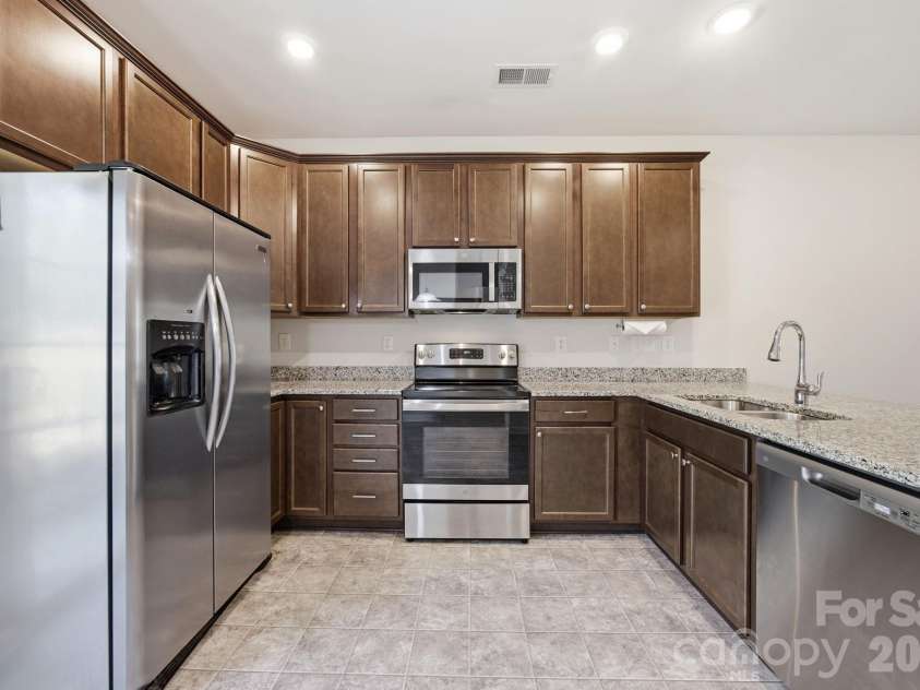 324 Zocalo Drive, Gastonia, NC 28056.  MLS# CAR4372963, YatesRealty ID 25723. Modern Kitchen