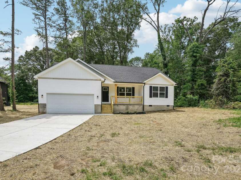 403 Charlotte Avenue, Mount Holly, NC 28120.  MLS# CAR4263084, YatesRealty ID 25723. 