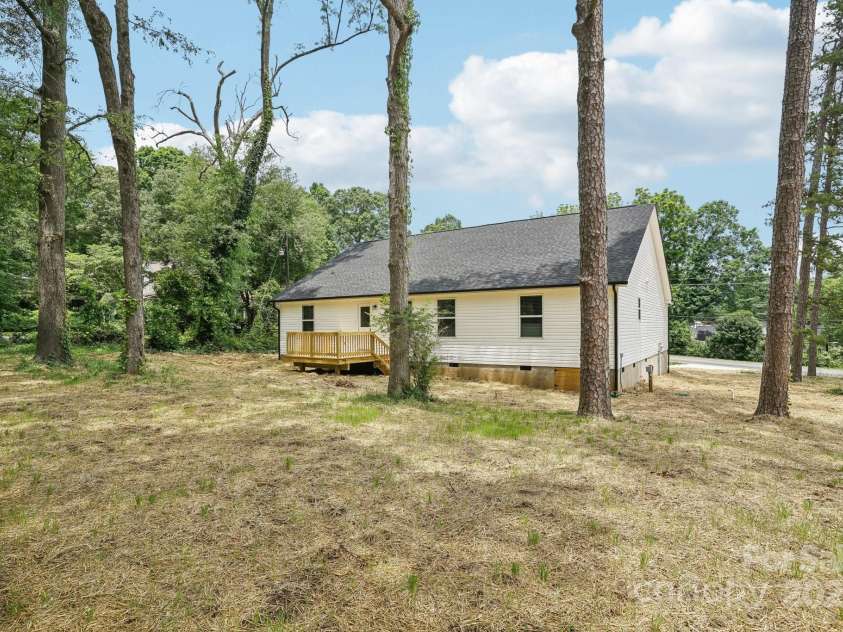 403 Charlotte Avenue, Mount Holly, NC 28120.  MLS# CAR4263084, YatesRealty ID 25723. 