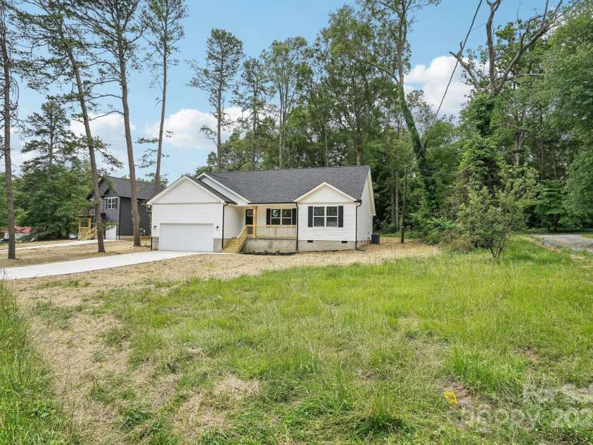 403 Charlotte Avenue, Mount Holly, NC 28120.  MLS# CAR4263084, YatesRealty ID 25723. 