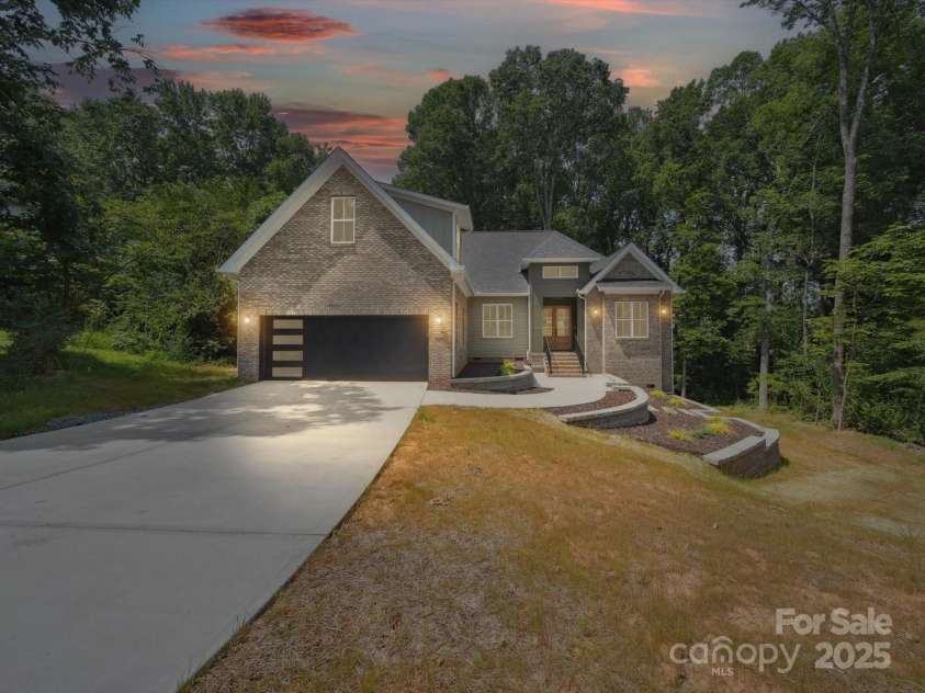 2108 Lakeview Circle, Matthews, NC 28105.  MLS# CAR4275572, YatesRealty ID 25724. 