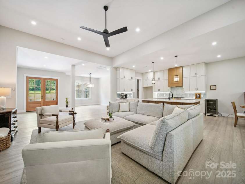 2108 Lakeview Circle, Matthews, NC 28105.  MLS# CAR4275572, YatesRealty ID 25724. 