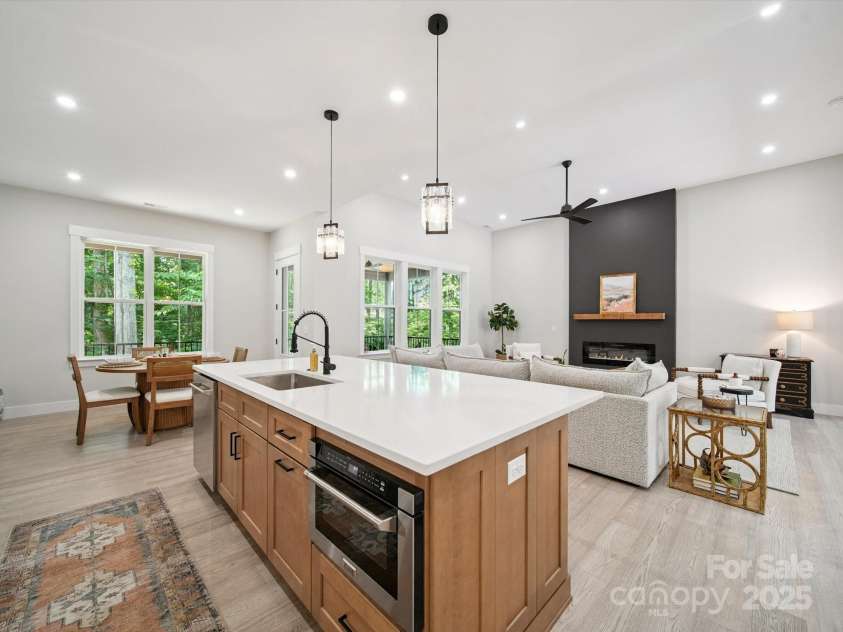 2108 Lakeview Circle, Matthews, NC 28105.  MLS# CAR4275572, YatesRealty ID 25724. 