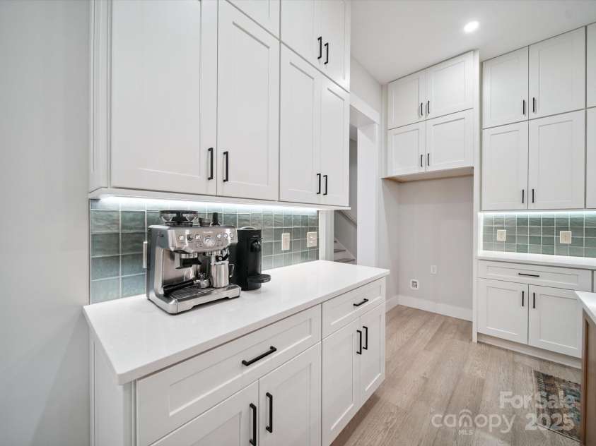 2108 Lakeview Circle, Matthews, NC 28105.  MLS# CAR4275572, YatesRealty ID 25724. 