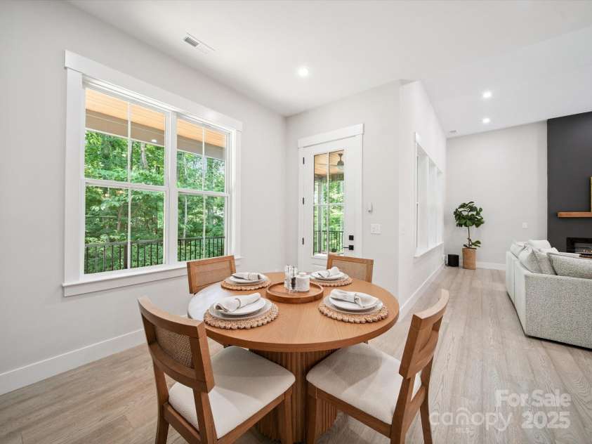 2108 Lakeview Circle, Matthews, NC 28105.  MLS# CAR4275572, YatesRealty ID 25724. Breakfast Area