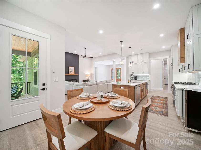 2108 Lakeview Circle, Matthews, NC 28105.  MLS# CAR4275572, YatesRealty ID 25724. Breakfast Area
