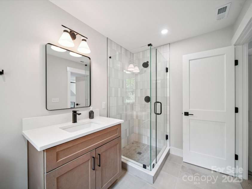 2108 Lakeview Circle, Matthews, NC 28105.  MLS# CAR4275572, YatesRealty ID 25724. Full Bath Upstairs