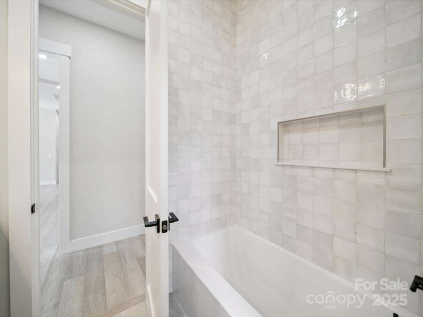 2108 Lakeview Circle, Matthews, NC 28105.  MLS# CAR4275572, YatesRealty ID 25724. Main Level Full Bath