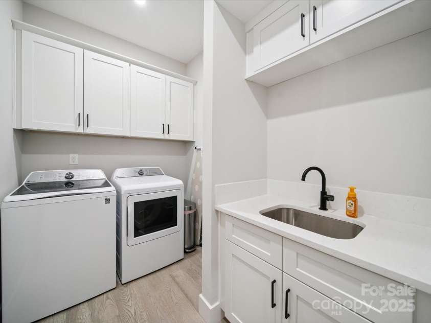 2108 Lakeview Circle, Matthews, NC 28105.  MLS# CAR4275572, YatesRealty ID 25724. Main Level Laundry Room