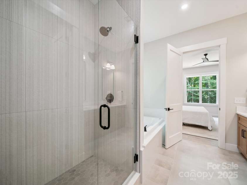 2108 Lakeview Circle, Matthews, NC 28105.  MLS# CAR4275572, YatesRealty ID 25724. Tile Surround in Shower