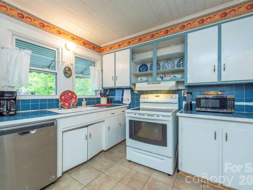 110 Enthoffer Street, Black Mountain, NC 28711.  MLS# CAR4378969, YatesRealty ID 25725. 