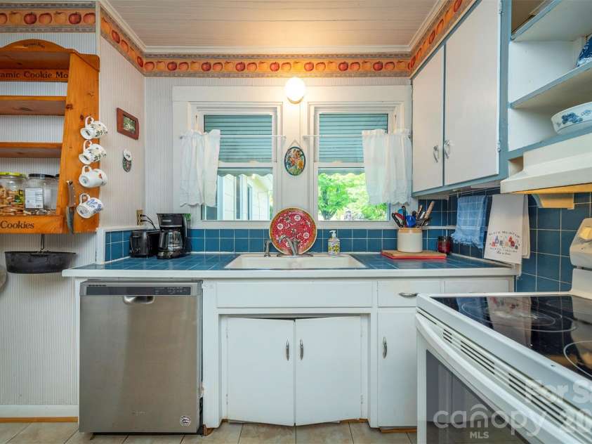 110 Enthoffer Street, Black Mountain, NC 28711.  MLS# CAR4378969, YatesRealty ID 25725. 