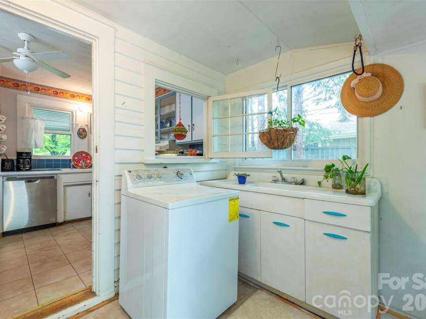 110 Enthoffer Street, Black Mountain, NC 28711.  MLS# CAR4378969, YatesRealty ID 25725. 