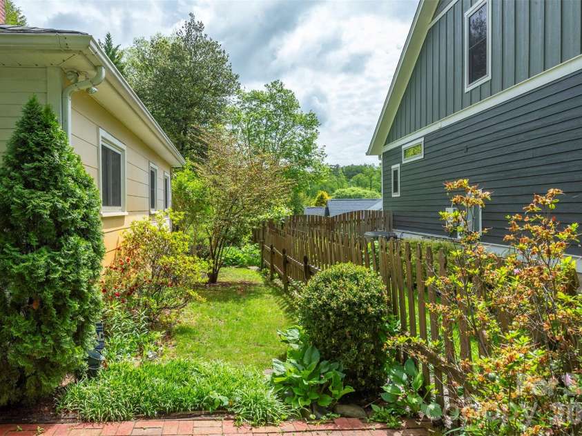 110 Enthoffer Street, Black Mountain, NC 28711.  MLS# CAR4378969, YatesRealty ID 25725. 