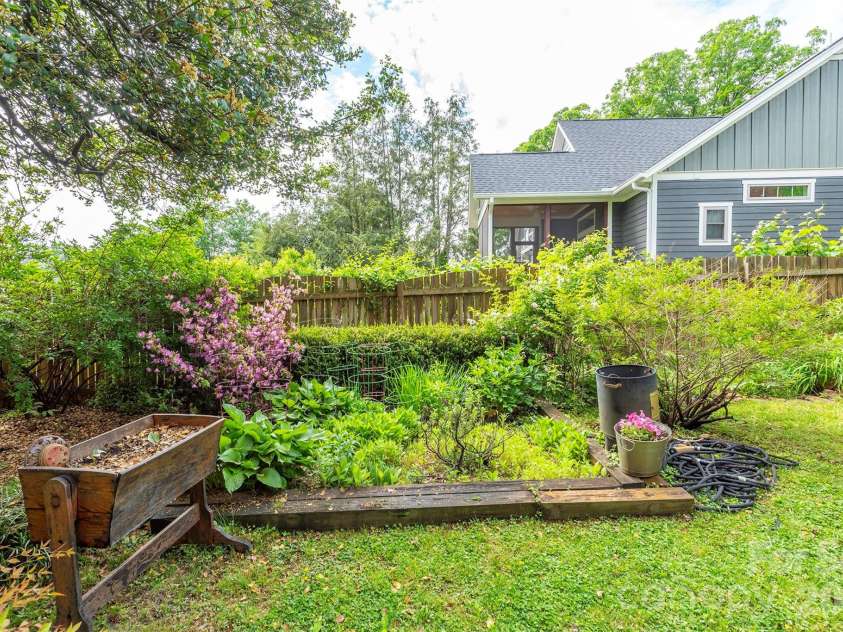 110 Enthoffer Street, Black Mountain, NC 28711.  MLS# CAR4378969, YatesRealty ID 25725. 