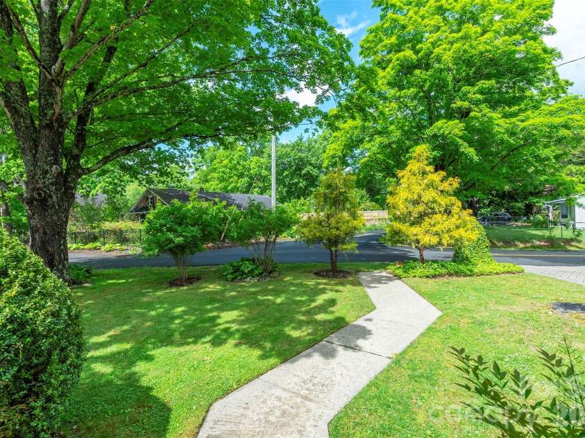 110 Enthoffer Street, Black Mountain, NC 28711.  MLS# CAR4378969, YatesRealty ID 25725. 