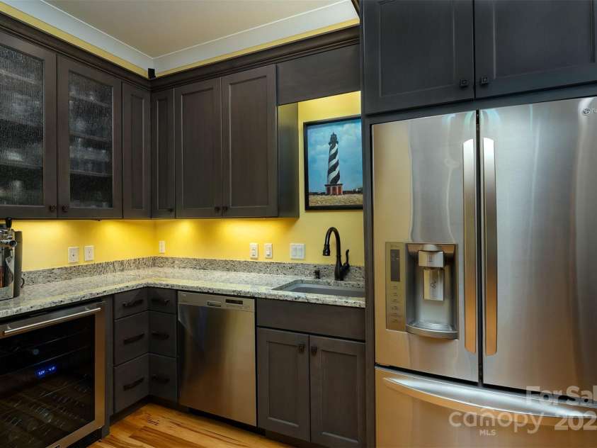 81 Robinhood Road, Asheville, NC 28804.  MLS# CAR4276485, YatesRealty ID 25729. 