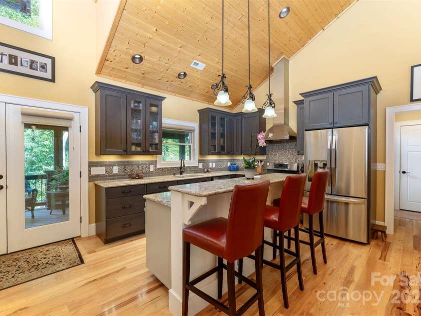 81 Robinhood Road, Asheville, NC 28804.  MLS# CAR4276485, YatesRealty ID 25729. 