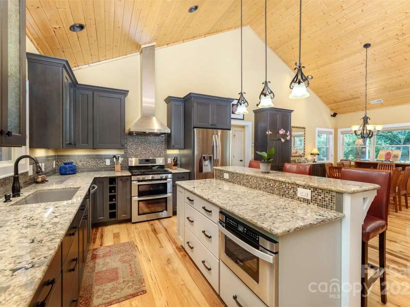 81 Robinhood Road, Asheville, NC 28804.  MLS# CAR4276485, YatesRealty ID 25729. 