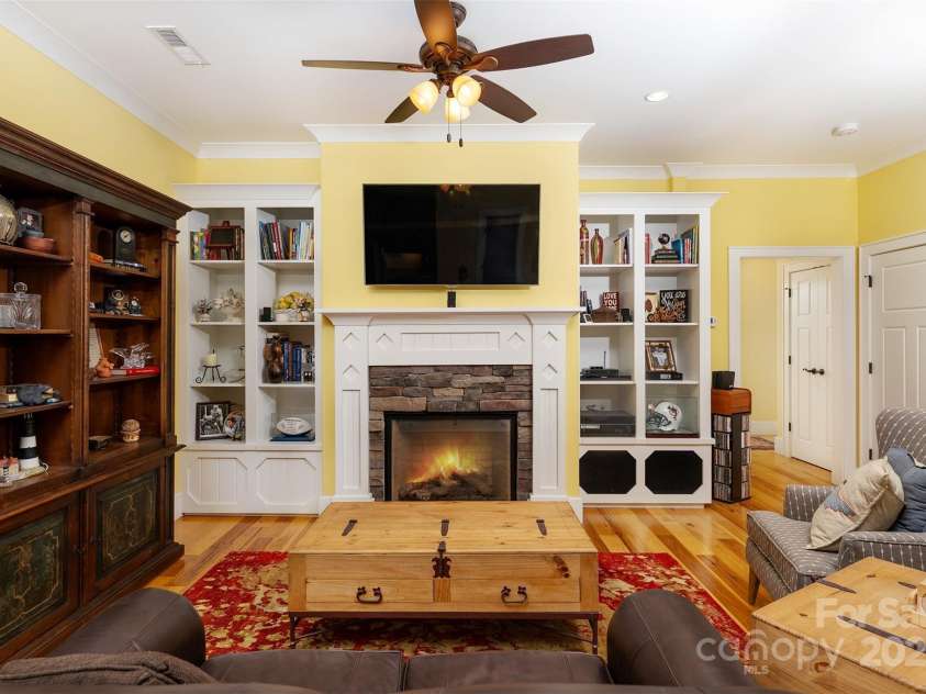 81 Robinhood Road, Asheville, NC 28804.  MLS# CAR4276485, YatesRealty ID 25729. 