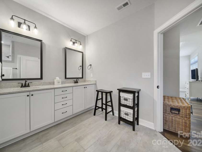 2019 Trailwood Drive, Matthews, NC 28104.  MLS# CAR4278787, YatesRealty ID 25731. 