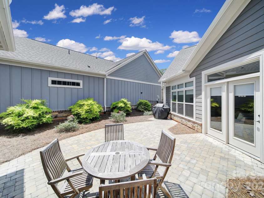 2019 Trailwood Drive, Matthews, NC 28104.  MLS# CAR4278787, YatesRealty ID 25731. 