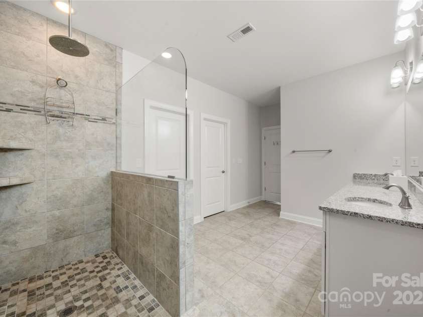 12415 Es Draper Drive, Huntersville, NC 28078.  MLS# CAR4275514, YatesRealty ID 25734. 