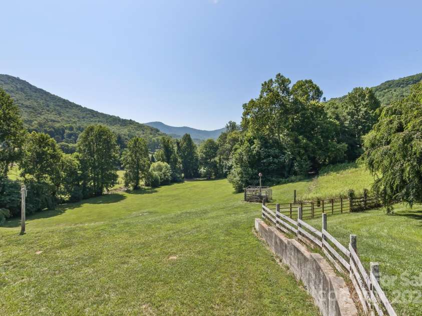 170 Beaverdam Loop Road, Candler, NC 28715.  MLS# CAR4271034, YatesRealty ID 25735. 