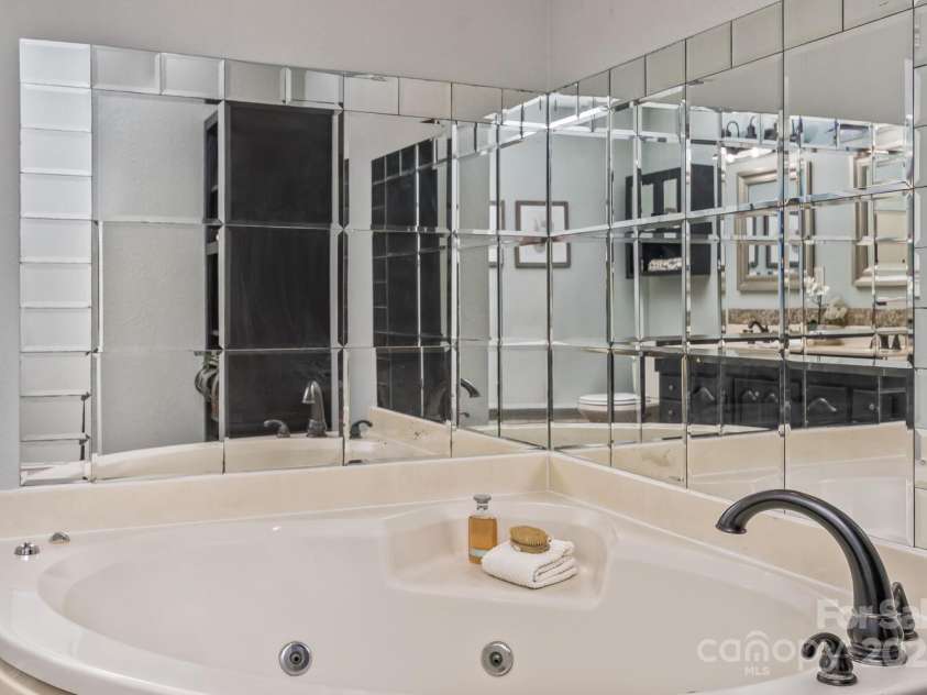 170 Beaverdam Loop Road, Candler, NC 28715.  MLS# CAR4271034, YatesRealty ID 25735. Garden whirlpool tub in primary suite