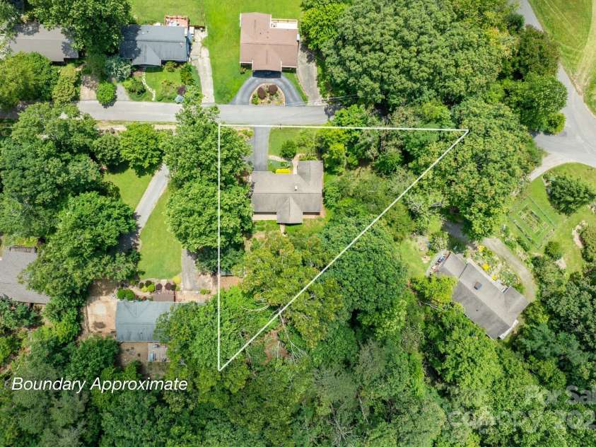 10 Daniel Lane, Black Mountain, NC 28711.  MLS# CAR4274400, YatesRealty ID 25738. Approximate Lot Lines