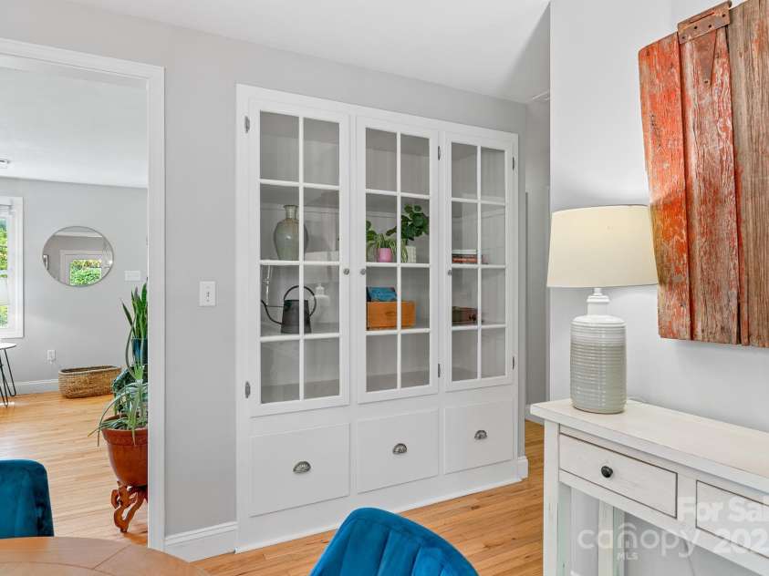10 Daniel Lane, Black Mountain, NC 28711.  MLS# CAR4274400, YatesRealty ID 25738. Charming Built-ins