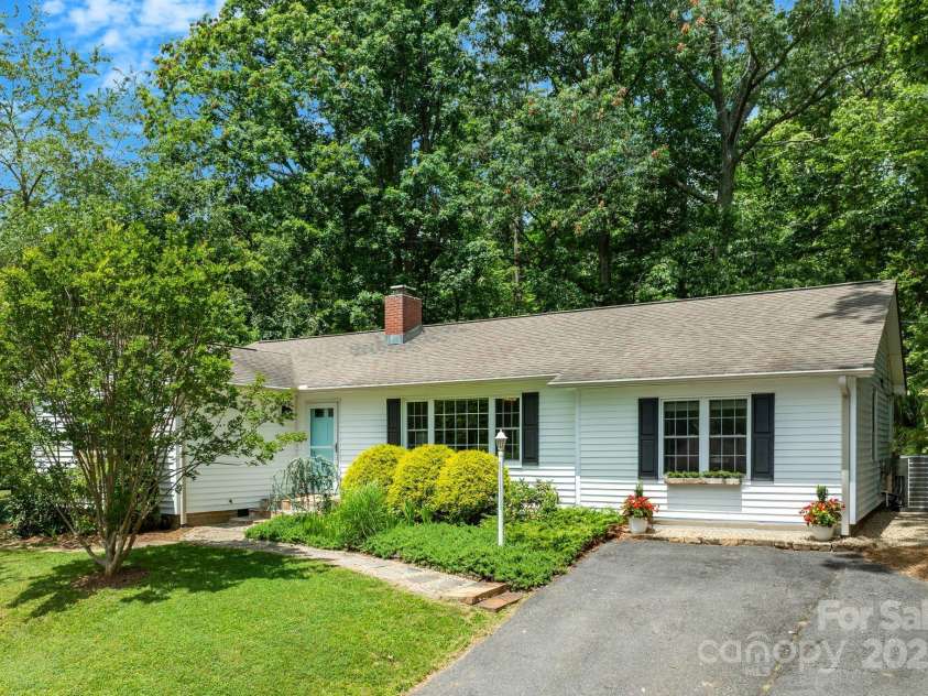 10 Daniel Lane, Black Mountain, NC 28711.  MLS# CAR4274400, YatesRealty ID 25738. Good Sized Driveway