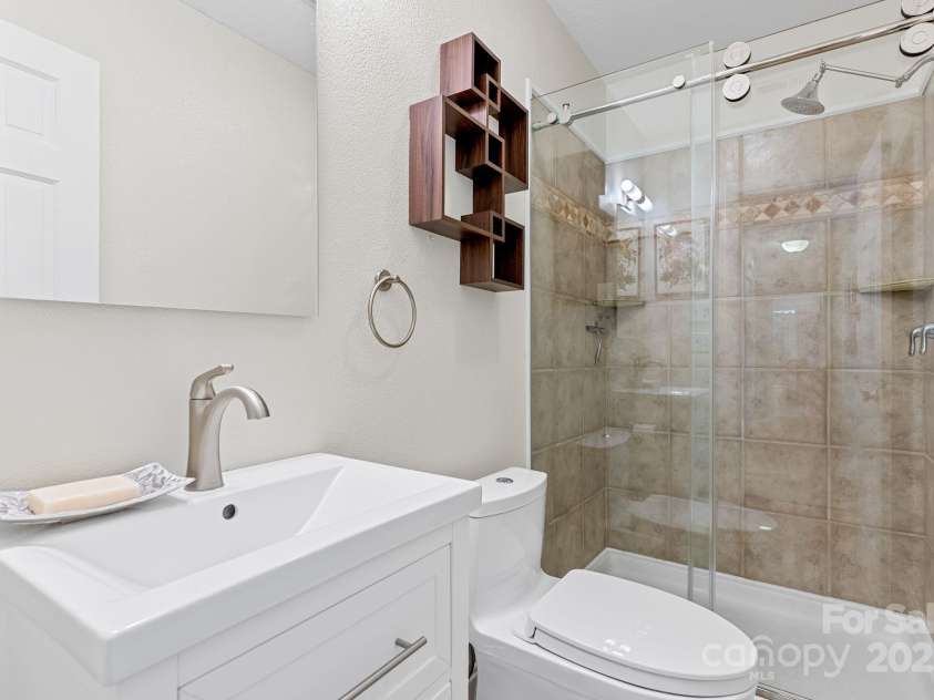 10 Daniel Lane, Black Mountain, NC 28711.  MLS# CAR4274400, YatesRealty ID 25738. No-Step Shower in Primary Ensuite