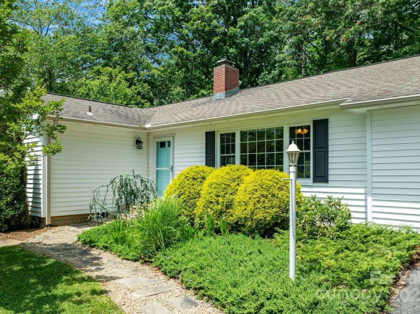 10 Daniel Lane, Black Mountain, NC 28711.  MLS# CAR4274400, YatesRealty ID 25738. Welcoming Entrance