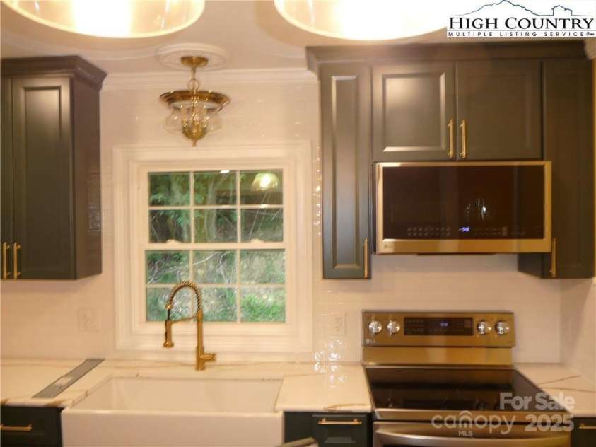 384 New River Heights, Boone, NC 28607.  MLS# CAR4304432, YatesRealty ID 2574. Fireplace