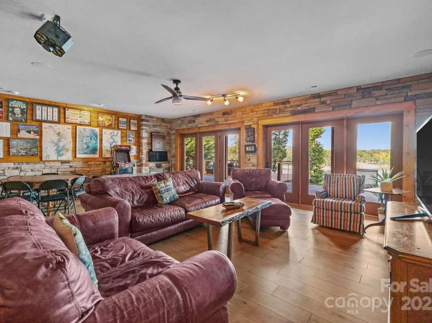 10108 Saw Mill Road, Charlotte, NC 28278.  MLS# CAR4268919, YatesRealty ID 25740. Basement Rec Room