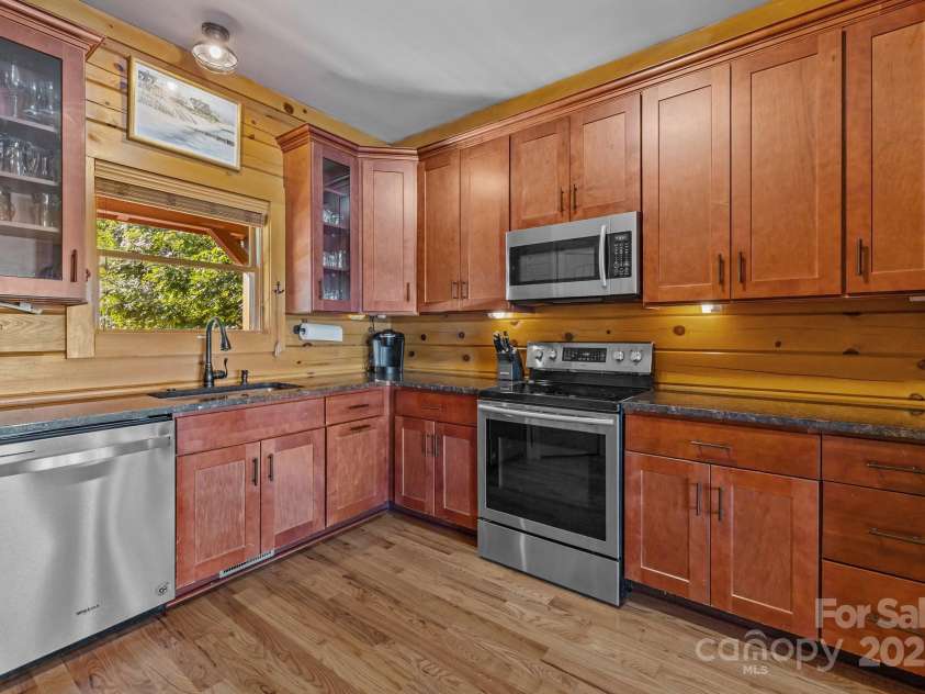 10108 Saw Mill Road, Charlotte, NC 28278.  MLS# CAR4268919, YatesRealty ID 25740. Kitchen with granite counter tops