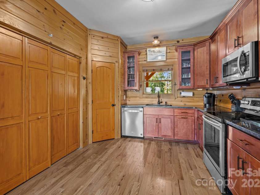 10108 Saw Mill Road, Charlotte, NC 28278.  MLS# CAR4268919, YatesRealty ID 25740. Kitchen with stainless appliances and pantry