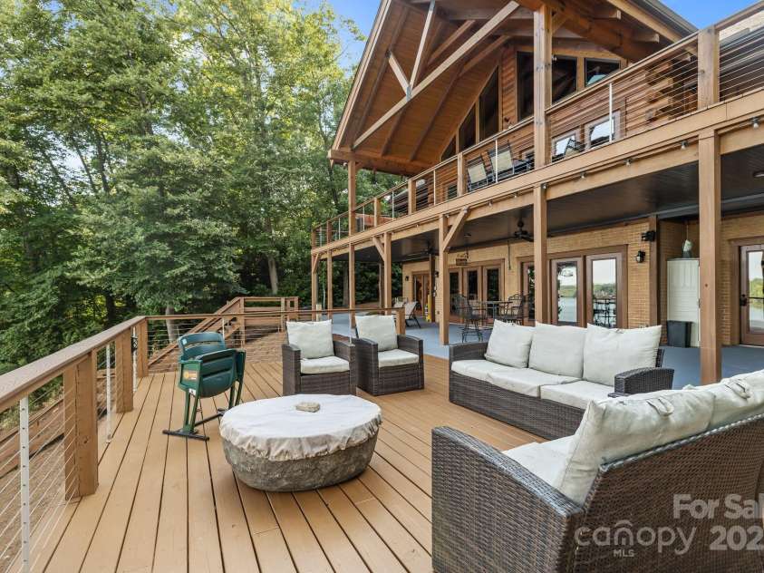 10108 Saw Mill Road, Charlotte, NC 28278.  MLS# CAR4268919, YatesRealty ID 25740. Lower deck area with plenty of seating for guests