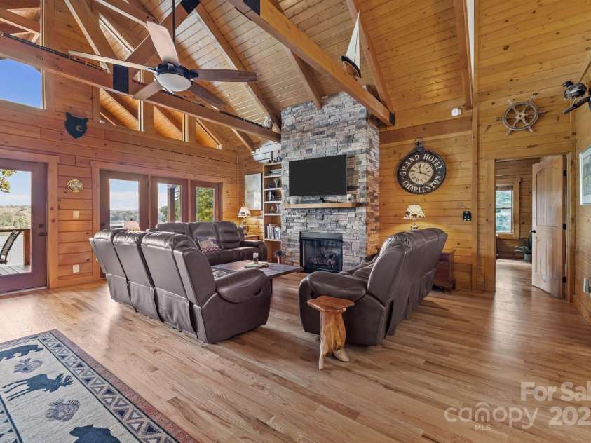 10108 Saw Mill Road, Charlotte, NC 28278.  MLS# CAR4268919, YatesRealty ID 25740. Main floor great room leads out to upper deck