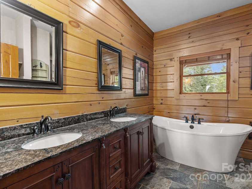 10108 Saw Mill Road, Charlotte, NC 28278.  MLS# CAR4268919, YatesRealty ID 25740. Primary Bathroom with double vanity and soaking tub