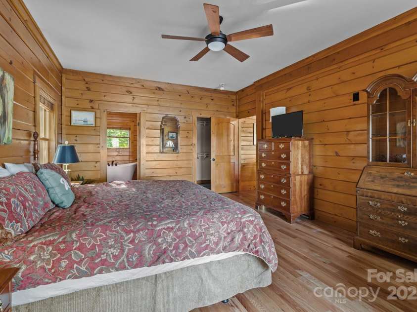 10108 Saw Mill Road, Charlotte, NC 28278.  MLS# CAR4268919, YatesRealty ID 25740. Primary bedroom with full bathroom