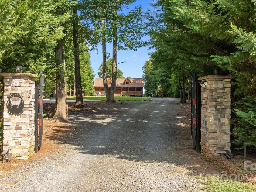 10108 Saw Mill Road, Charlotte, NC 28278.  MLS# CAR4268919, YatesRealty ID 25740. Welcome to 10108 Saw Mill Road
