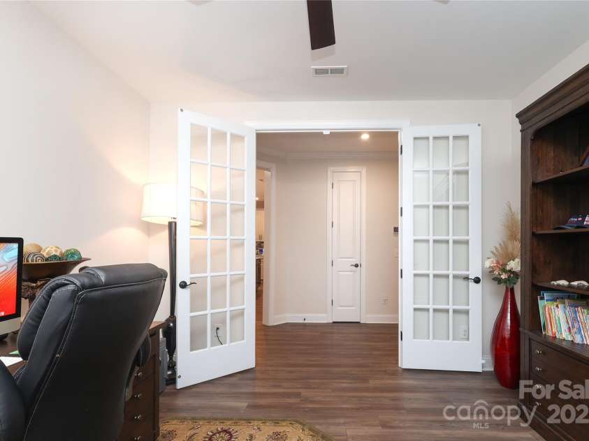 10240 Superb Lane, Charlotte, NC 28215.  MLS# CAR4276239, YatesRealty ID 25741. 