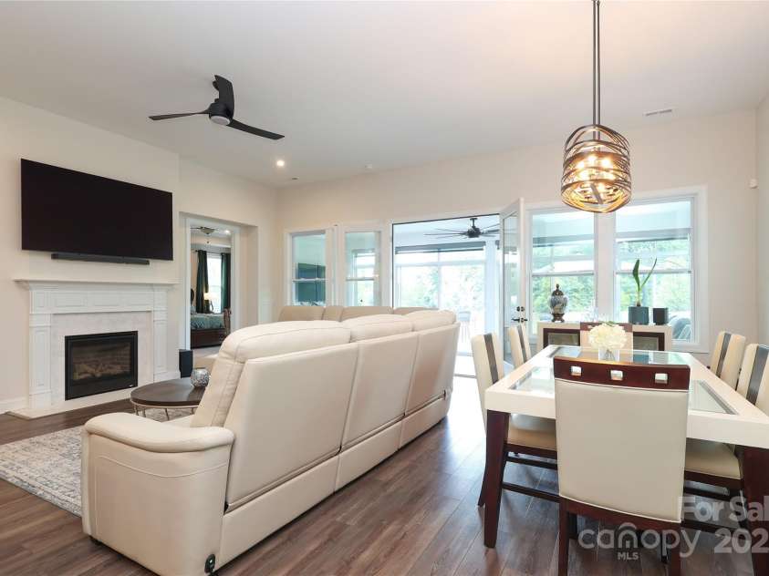 10240 Superb Lane, Charlotte, NC 28215.  MLS# CAR4276239, YatesRealty ID 25741. 