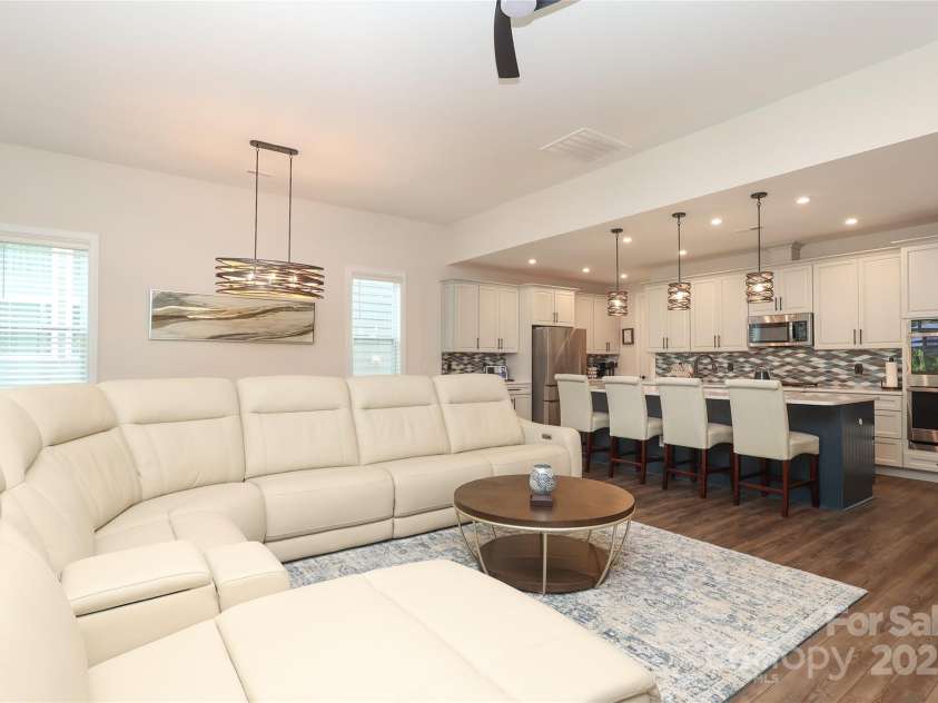 10240 Superb Lane, Charlotte, NC 28215.  MLS# CAR4276239, YatesRealty ID 25741. 
