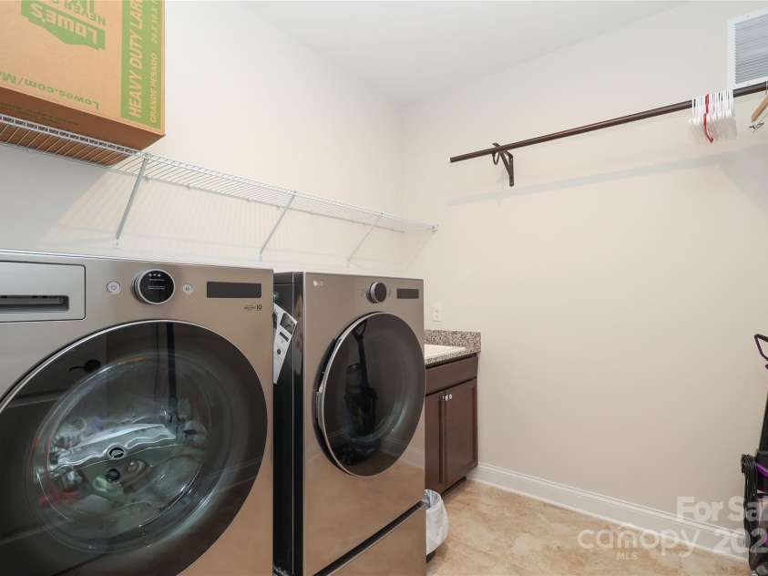 10240 Superb Lane, Charlotte, NC 28215.  MLS# CAR4276239, YatesRealty ID 25741. 