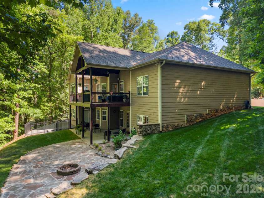 686 White Oaks Road, Mooresville, NC 28115.  MLS# CAR4377975, YatesRealty ID 25741. 