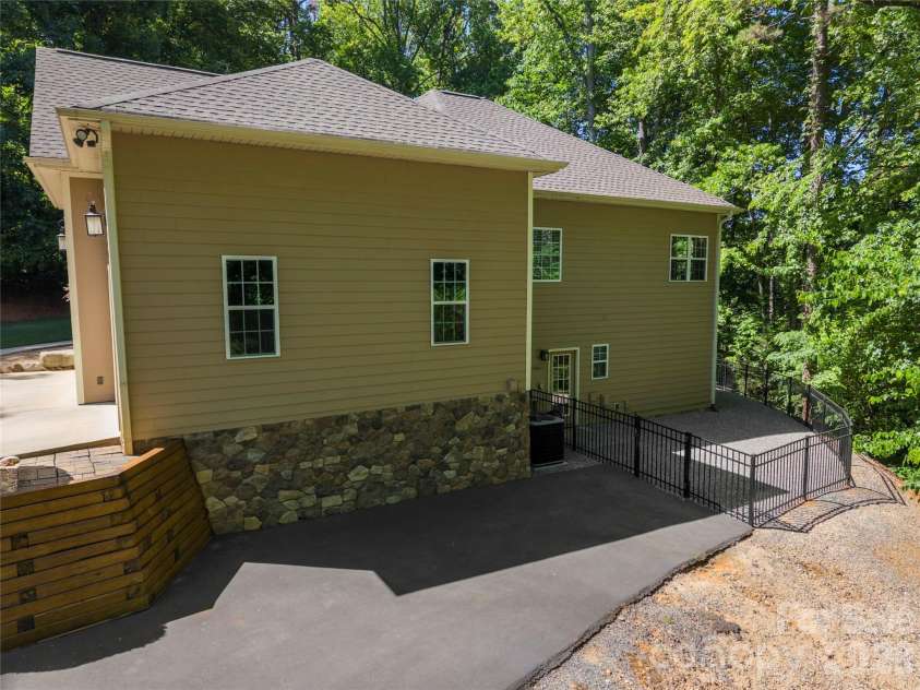686 White Oaks Road, Mooresville, NC 28115.  MLS# CAR4377975, YatesRealty ID 25741. 