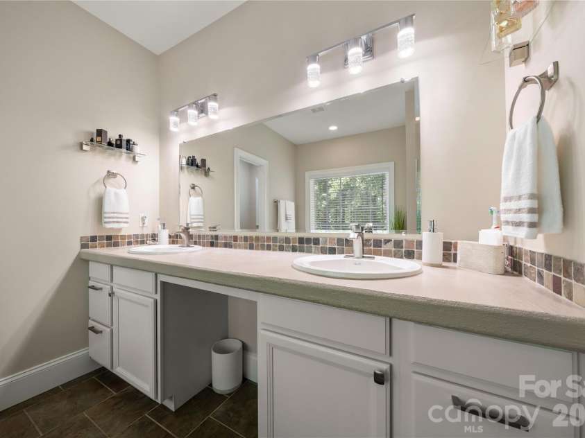 686 White Oaks Road, Mooresville, NC 28115.  MLS# CAR4377975, YatesRealty ID 25741. Primary ensuite